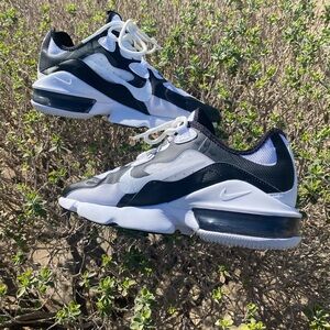 Nike AIR MAX INFINITY 2 Black and White Sneakers